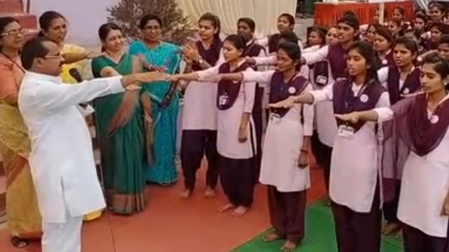 వాలెంటైన్స్‌ డే రోజు ఆ కాలేజ్‌ అమ్మాయిలు ప్రతిజ్ఞ... మాటమీద నిలబడతారా?లేదా ?