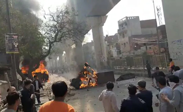 ట్రంప్ రాక..ఢిల్లీలో రెచ్చిపోయిన నిరసనకారులు - ఇండ్లు - షాప్స్ కాల్చేశారు