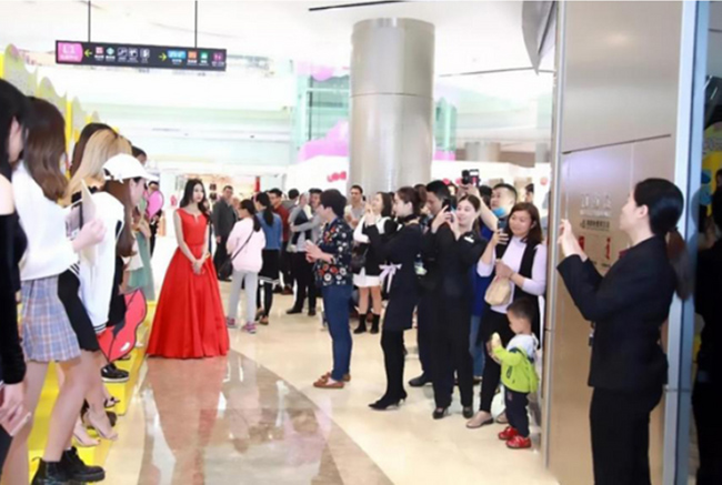 అందివచ్చిన సువర్ణావకాశం .... 10 రూపాయలకే గర్ల్ ఫ్రెండ్ !