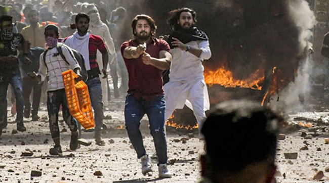 ఢిల్లీ అల్లర్లు.. తుపాకీ తో పోలీస్ పైకే ఎక్కి పెట్టాడు ఢిల్లీ అల్లర్లు.. తుపాకీ తో పోలీస్ పైకే ఎక్కి పెట్టాడు