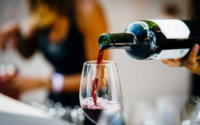 ఒక్క బీర్‌ తాగి పొరపాటున 5 వేల డాలర్ల టిప్‌ ఇచ్చాడు.. ఆ తర్వాత ఏమైందంటే!!