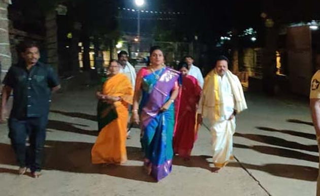 సీఎంగా జగన్ ఎవర్ గ్రీన్..రోజా హాట్ కామెంట్స్ సీఎంగా జగన్ ఎవర్ గ్రీన్..రోజా హాట్ కామెంట్స్