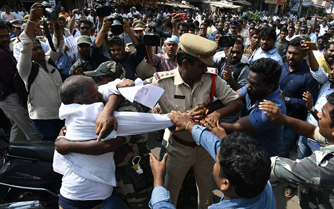 మహిళలు స్నానం చేస్తుంటే డ్రోన్స్ తో షూట్ చేస్తున్న పోలీసులు..అడ్డుకున్న రైతులపై దౌర్జన్యం! మహిళలు స్నానం చేస్తుంటే డ్రోన్స్ తో షూట్ చేస్తున్న పోలీసులు..అడ్డుకున్న రైతులపై దౌర్జన్యం!