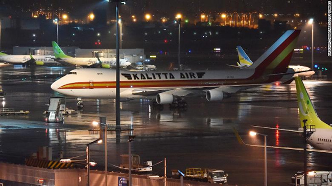 కొవిడ్ ఉన్నా.. విమానంలోకి ఎక్కించుకున్నారు