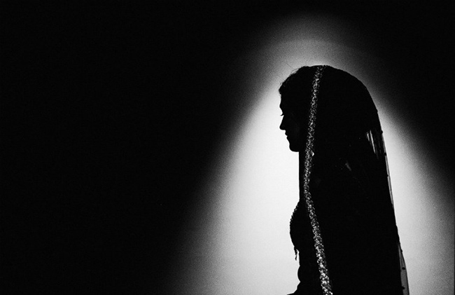 ఆ కుర్రాడికి కొత్త టెన్షన్ గా ఇద్దరు పిల్లల ఆంటీ..