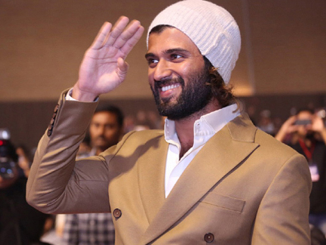 సరదాకైనా స్టేజ్ మీద ఈ తిట్లేంది రౌడీ?