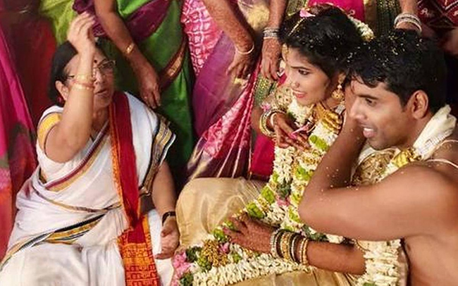 పెళ్లిలో అందరి దృష్టంతా ఆమెపైనే
