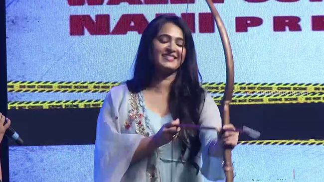 సుమ ఫోటో చూపిస్తే.. ‘అతడు నా కొడుకు’ అంటూ స్వీటీ సంచలనం