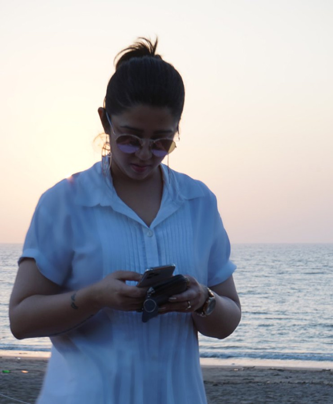 ఛార్మి దిగొచ్చి క్ష‌మాప‌ణ‌లు.. తిక్క కుదిరింది!