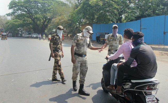 పబ్లిక్ ప్లేస్ లో తుమ్మినందుకు.. వెంట పడి మరీ చితక్కొట్టేశారు
