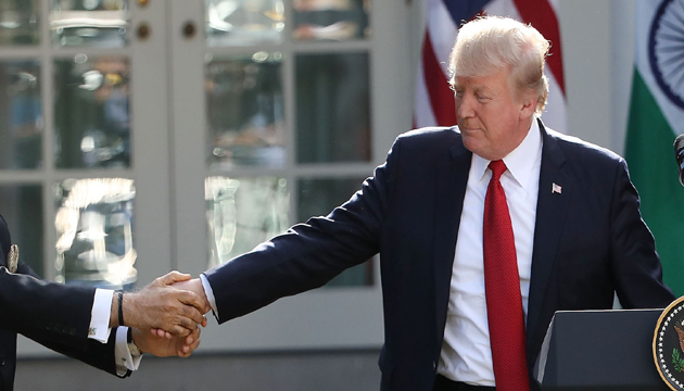 ట్రంప్‌ తో క‌రోనా వ్యాధిగ్ర‌స్తుడి షేక్ హ్యాండ్‌..!