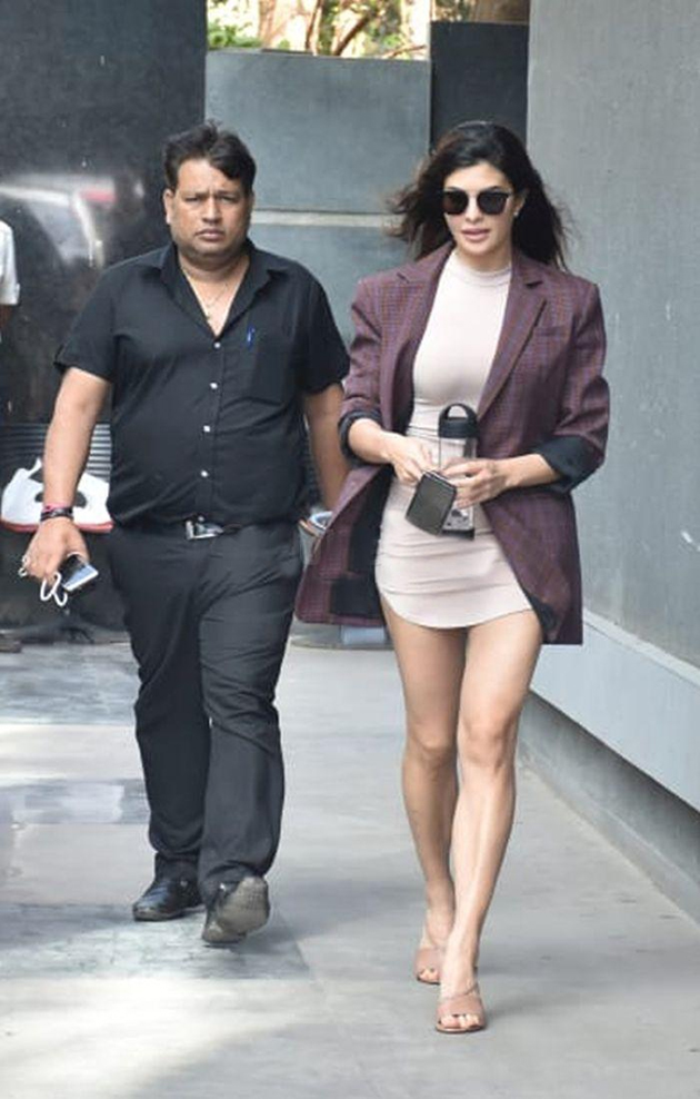 సూటు వేసి బాటమ్ మరిచి ఏమిటీ థైతక్కల షో? సూటు వేసి బాటమ్ మరిచి ఏమిటీ థైతక్కల షో?