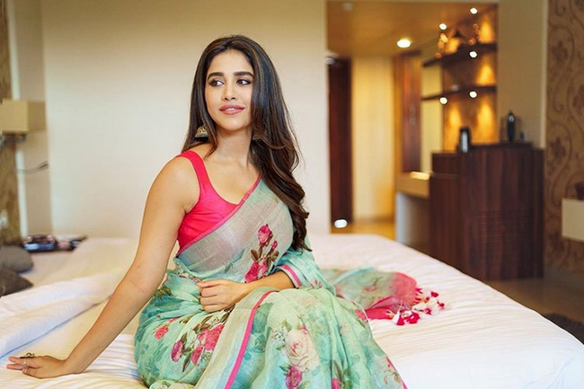 కరోనాని లెక్కచేయని ఇస్మార్ట్ భామ