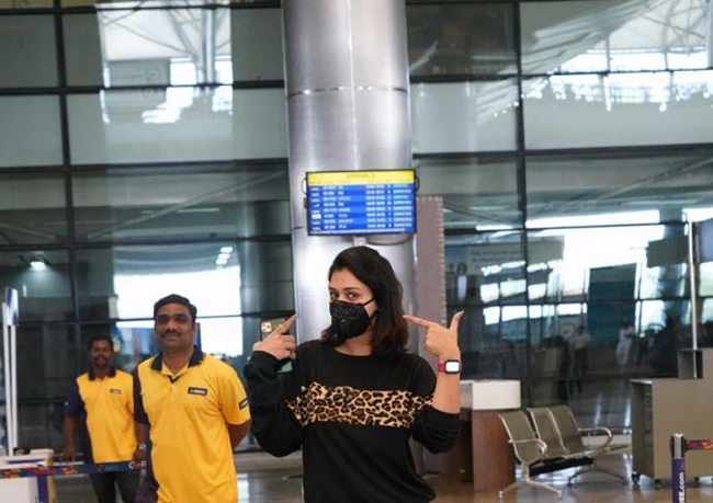 #క‌రోనా.. విమానాశ్ర‌యాల్లో సెల‌బ్ న్యూట్రెండ్