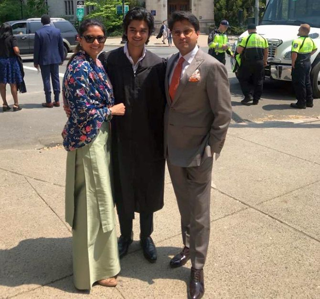 బీజేపీ లో సింధియా చేరికపై కొడుకు ఘాటు వ్యాఖ్యలు !