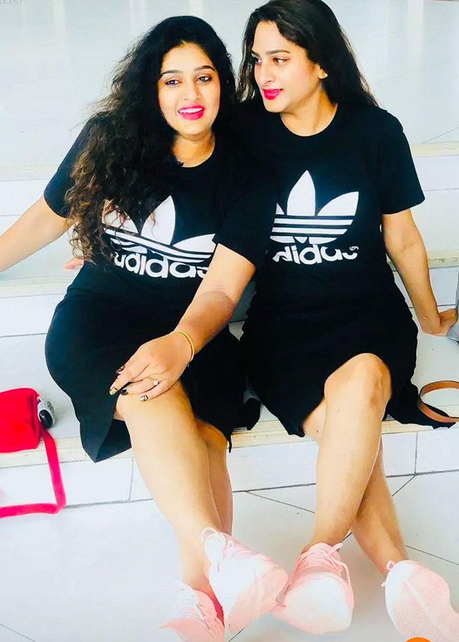 ఫోటో స్టోరీ: మోడరన్ వీణ మీటుతున్న ఆంటీలు