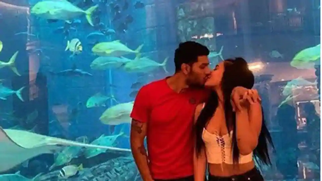 ప్రియుడితో స్టార్ హీరో సిస్ట‌ర్ ఘాటైన లిప్ లాక్