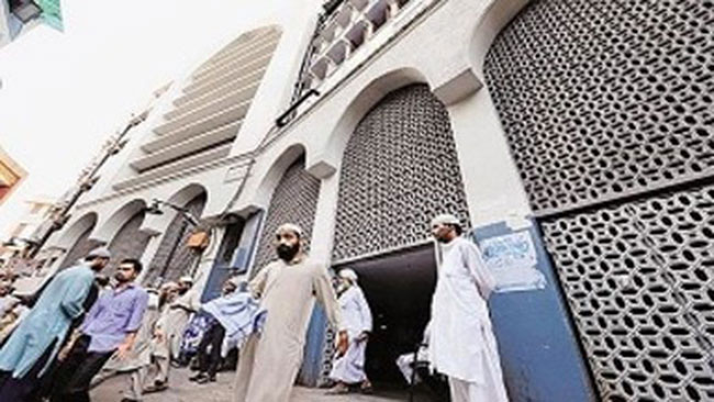 వందేళ్ల మసీదు సీజ్..మతప్రార్థనల్లో పాల్గొన్న 24మందికి కరోనా వందేళ్ల మసీదు సీజ్..మతప్రార్థనల్లో పాల్గొన్న 24మందికి కరోనా