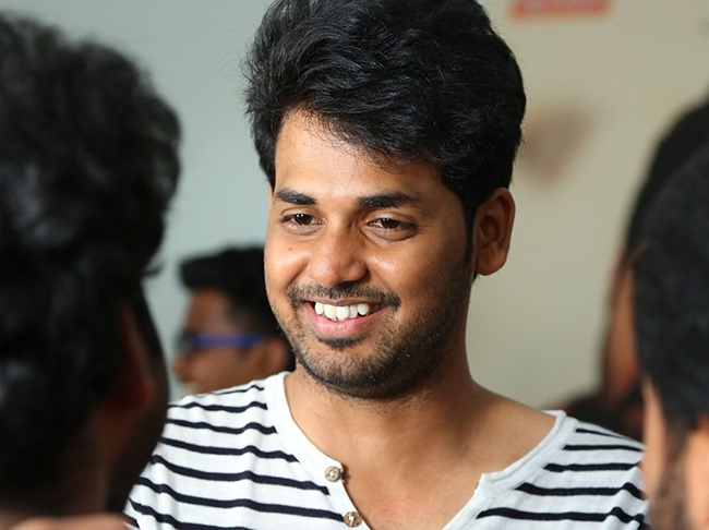 హిట్ ఇచ్చినా వెయిట్ చేయిస్తున్నారే !