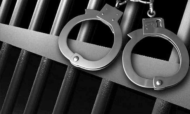 కర్ఫ్యూ ఉల్లంఘన.. రోడ్డుపైకొచ్చిన 400 మంది అరెస్ట్