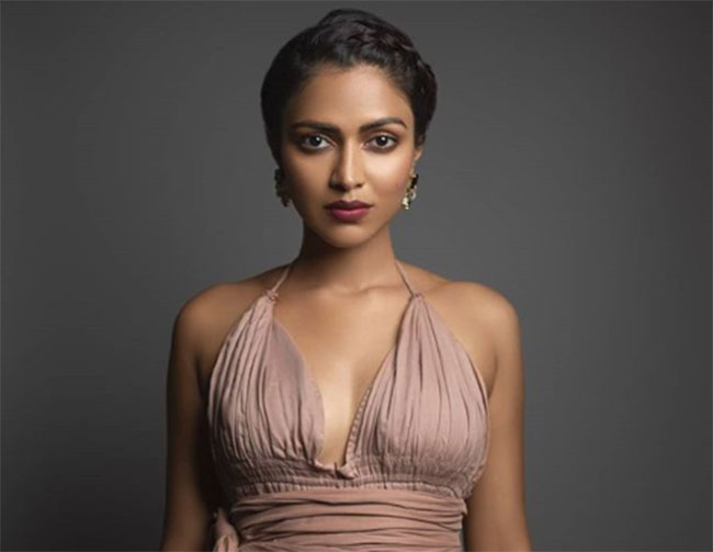 ప్లీజ్ అంటున్న బెజవాడ బ్యూటీ!