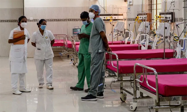 వైద్యులపై ఉమ్మి.. రాళ్లతో దాడి.. కరోనా బాధితుల దుర్మార్గం