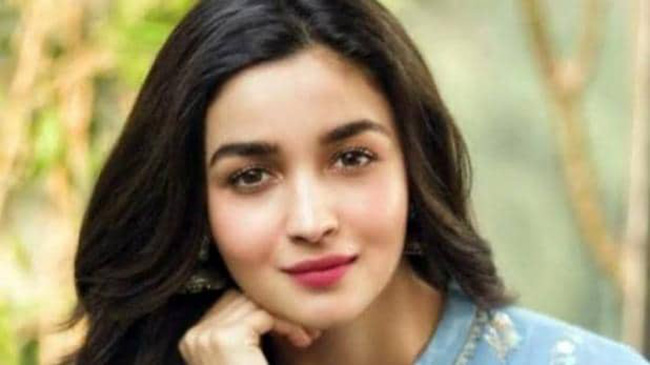 #క‌రోనా: కుప్ప‌కూలిన‌‌ RRR బ్యూటీ క‌ల‌లు