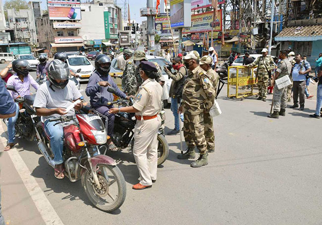 హైదరాబాద్ లో కట్ డ్రాయర్ కొనేందుకు అన్ని కిలోమీటర్లు తిరిగాడట హైదరాబాద్ లో కట్ డ్రాయర్ కొనేందుకు అన్ని కిలోమీటర్లు తిరిగాడట