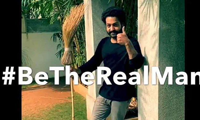 టాలీవుడ్ లోని నలుగురు సీనియర్ హీరోలను ఛాలెంజ్ చేసిన ఎన్టీఆర్...!