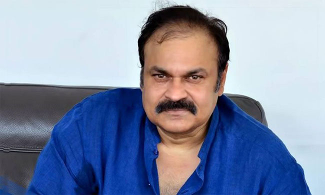 ఆర్ ఆర్ ఆర్’ కథ గురించి నాగబాబు ఆర్ ఆర్ ఆర్’ కథ గురించి నాగబాబు