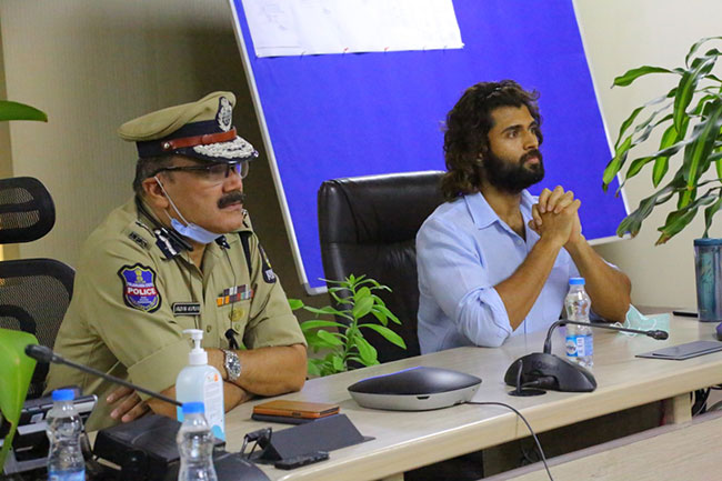 పోలీసులు హీరోలు అని రౌడీ చెబితే కానీ తెలీదా? పోలీసులు హీరోలు అని రౌడీ చెబితే కానీ తెలీదా?