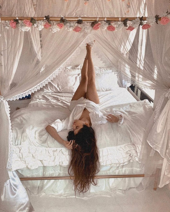 ఫోటో స్టోరీ: బెడ్ రూమ్ లో హాటుగత్తె