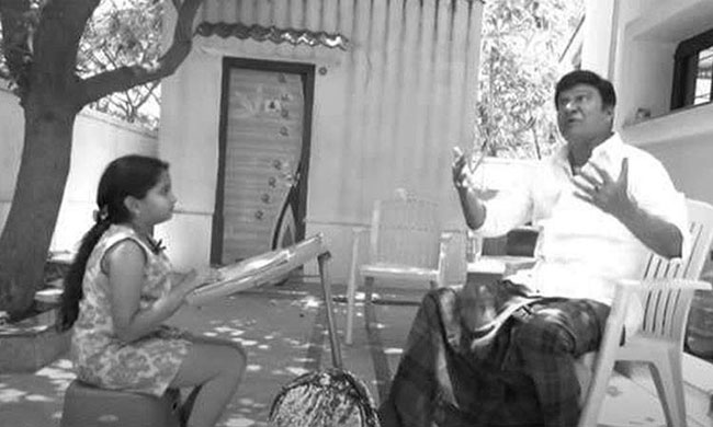 చిన్నారి మహానటికి జీవిత పాఠాలు నేర్పుతున్న నటకిరీటి...!