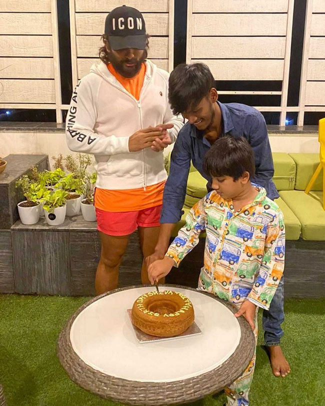 తన పర్సనల్ అసిస్టెంట్ బర్త్ డే సెలెబ్రేట్ చేసిన బన్నీ...!