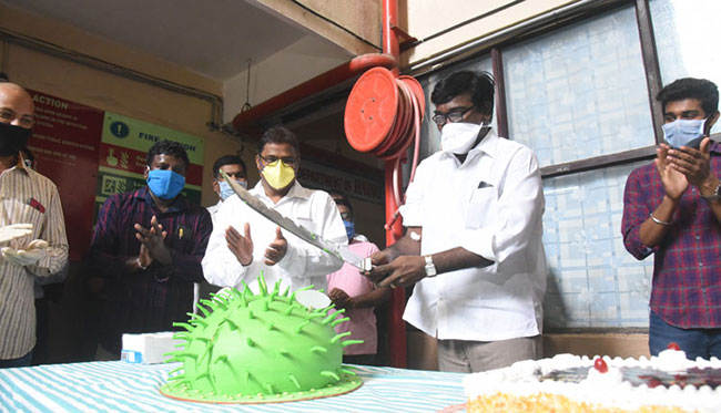 బ‌ర్త్ డే కేక్ కోసిన మంత్రి.. సీఎం కేసీఆర్ తీవ్ర ఆగ్ర‌హం!