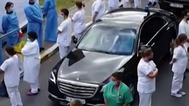 వైద్యుల‌కు మండింది.. ప్ర‌ధానినే అడ్డ‌గించారు..