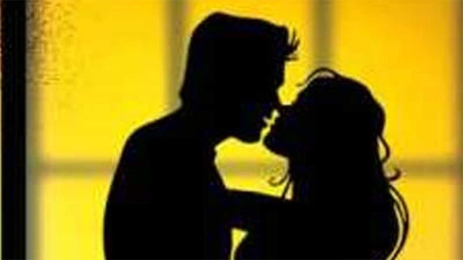 లాడ్జిలో భర్త రాసలీలలు ..భార్యకి తెలిసి ఏంచేసిందంటే ?