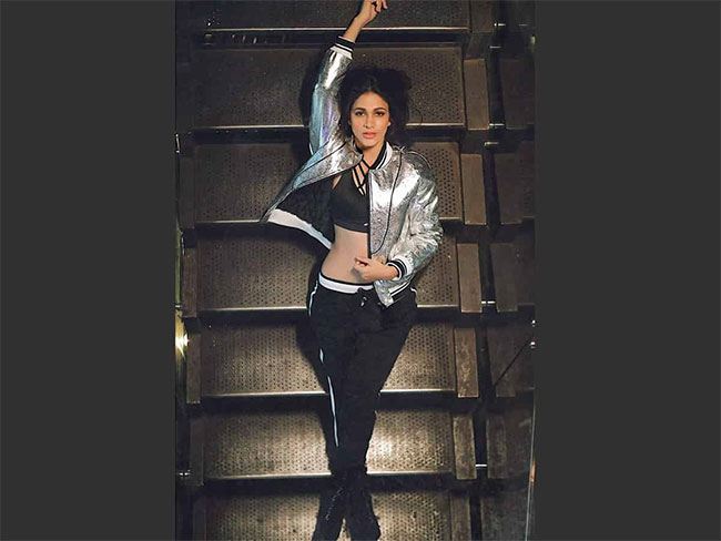 ఫోటో స్టోరీ: నెటిజన్లను గిల్లుతున్న రాక్షసి!