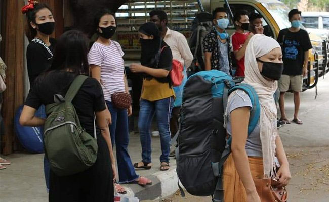 నడి రోడ్డుపై కన్నీళ్లు పెట్టుకున్న  లగ్జరీ అమ్మాయిలు ..కారణం ఇదే !