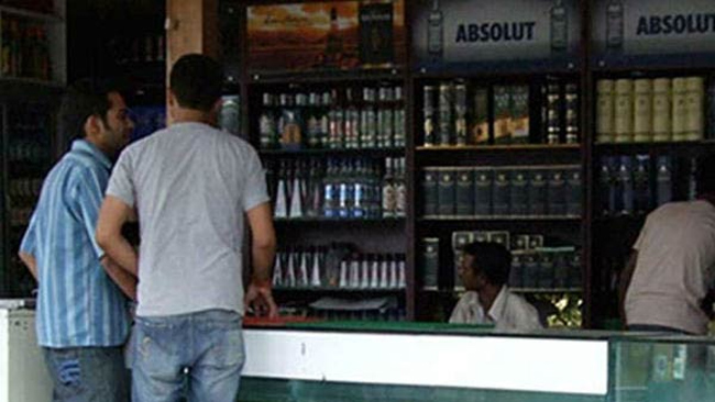 ఆంధ్రా తాగుబోతుల రచ్చకు కొట్టుకున్న మంత్రి - ఎమ్మెల్యే!