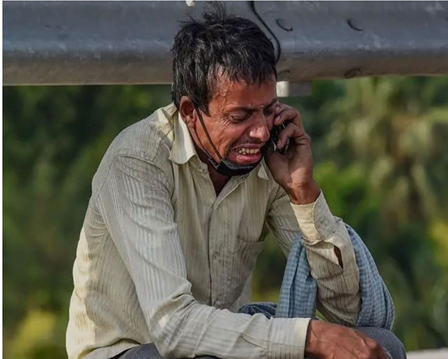 వలస కూలీల భాదలు..వైరల్ అవుతోన్న ఫోటో!