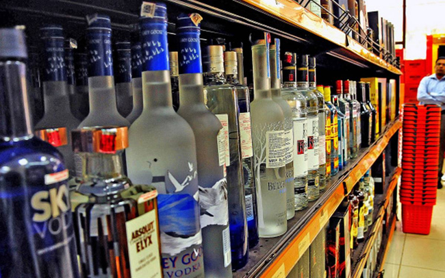 కండక్టర్లు మద్యం అమ్మాల్సిందేనా?