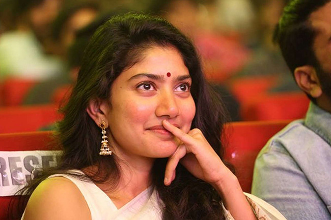 రౌడీ పిల్ల‌నే ప‌చ్చిగా అడిగాడ‌ట‌.. ఎవ‌రా డైరెక్ట‌ర్?