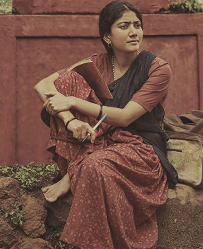 సాయిపల్లవి ‘విరాటపర్వం’ లుక్ కు ఫిదా సాయిపల్లవి ‘విరాటపర్వం’ లుక్ కు ఫిదా