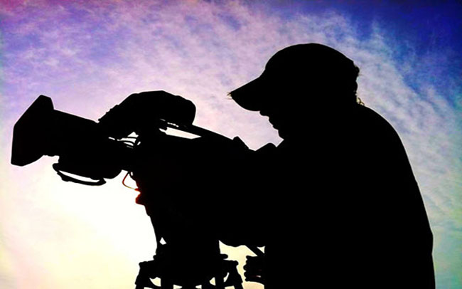 దర్శకుడి రక్తం తాగుతున్న హీరోగారి టీమ్! దర్శకుడి రక్తం తాగుతున్న హీరోగారి టీమ్!