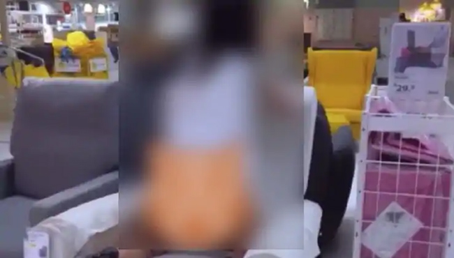 వైరల్ వీడియో: స్టోర్ లో మహిళ హస్తప్రయోగం వైరల్ వీడియో: స్టోర్ లో మహిళ హస్తప్రయోగం