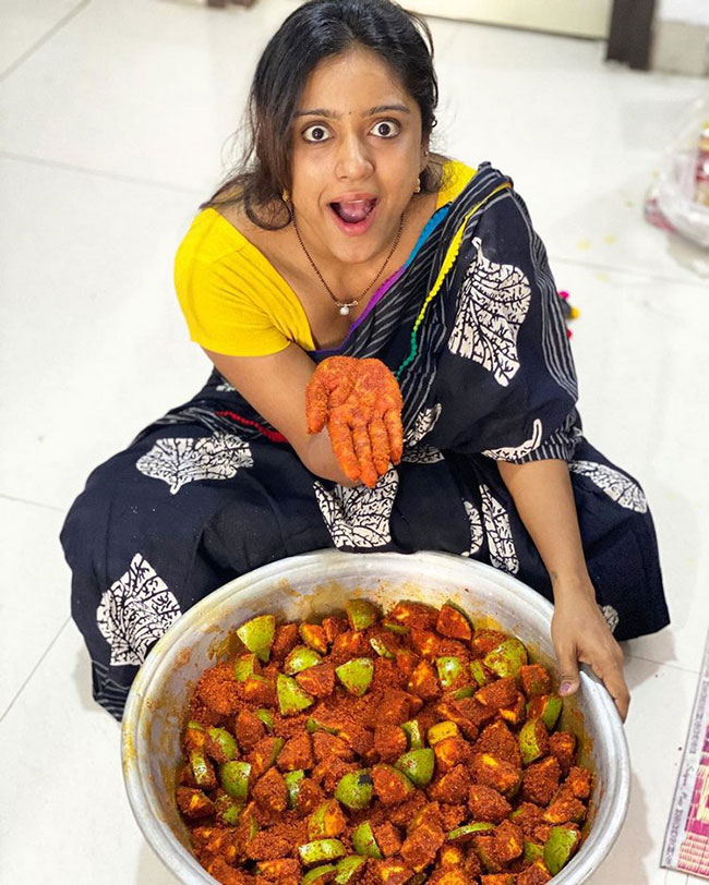 తాజా మామిళ్లను కోసి కారం పెట్టిన హీరో భార్య..