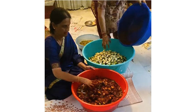 వైరల్ గా తెలంగాణ మంత్రి వారి అవకాయ పచ్చడి తయారీ