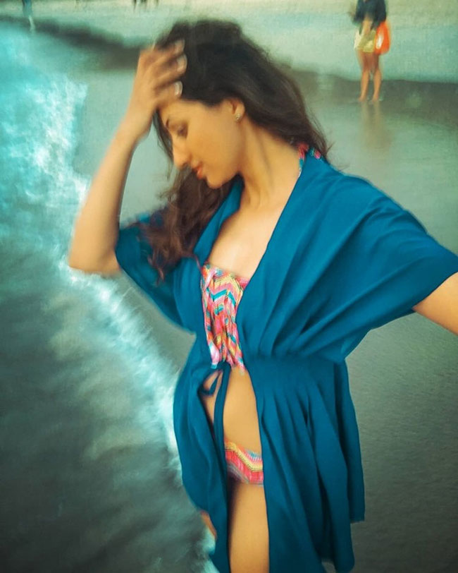 ఘాటుఘాటు అందాలను గుప్పిస్తున్న మిర్చి భామ!