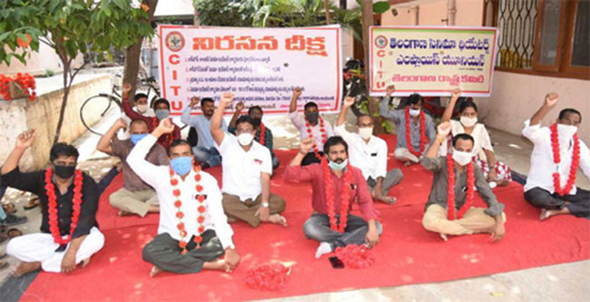 రోడ్డెక్కిన సినిమా థియేటర్ కార్మికులు